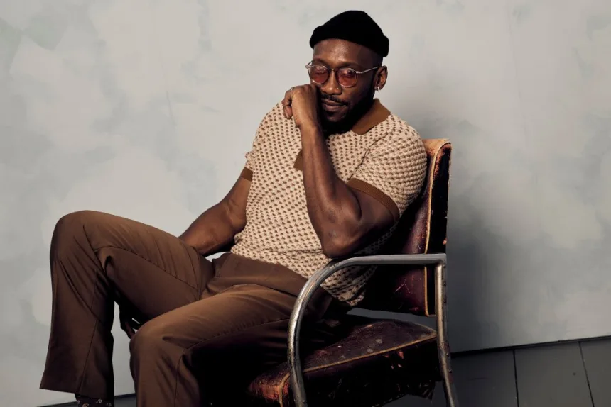 Mahershala Ali’nin başrolünde yer aldığı filmdeki baba ve çocuk temasını yansıtan sinematik sahne