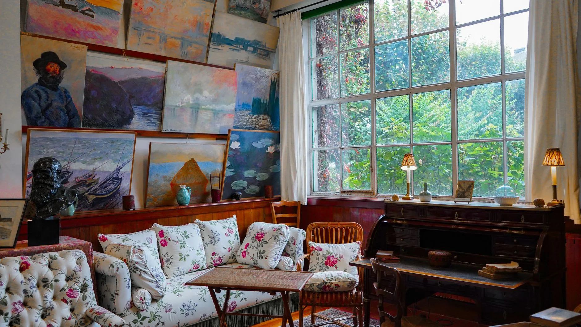 Özel bir odada sergilenen tarihi sanat eserleri koleksiyonu