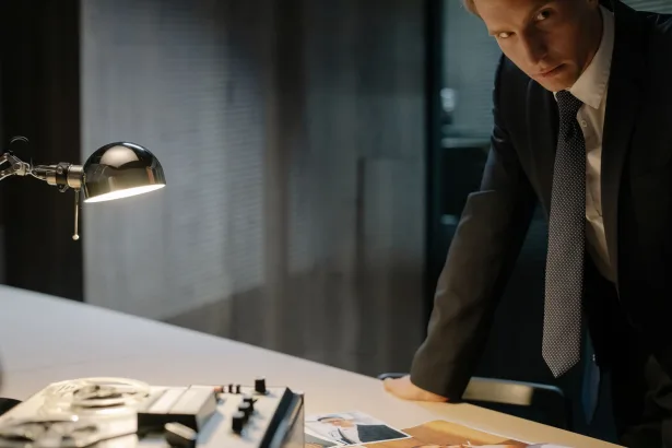 Karanlık bir ortamda seri katil soruşturmasını çağrıştıran sinematik sahne