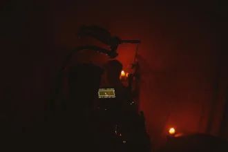 Karanlık bir film stüdyosunda toplantı odası