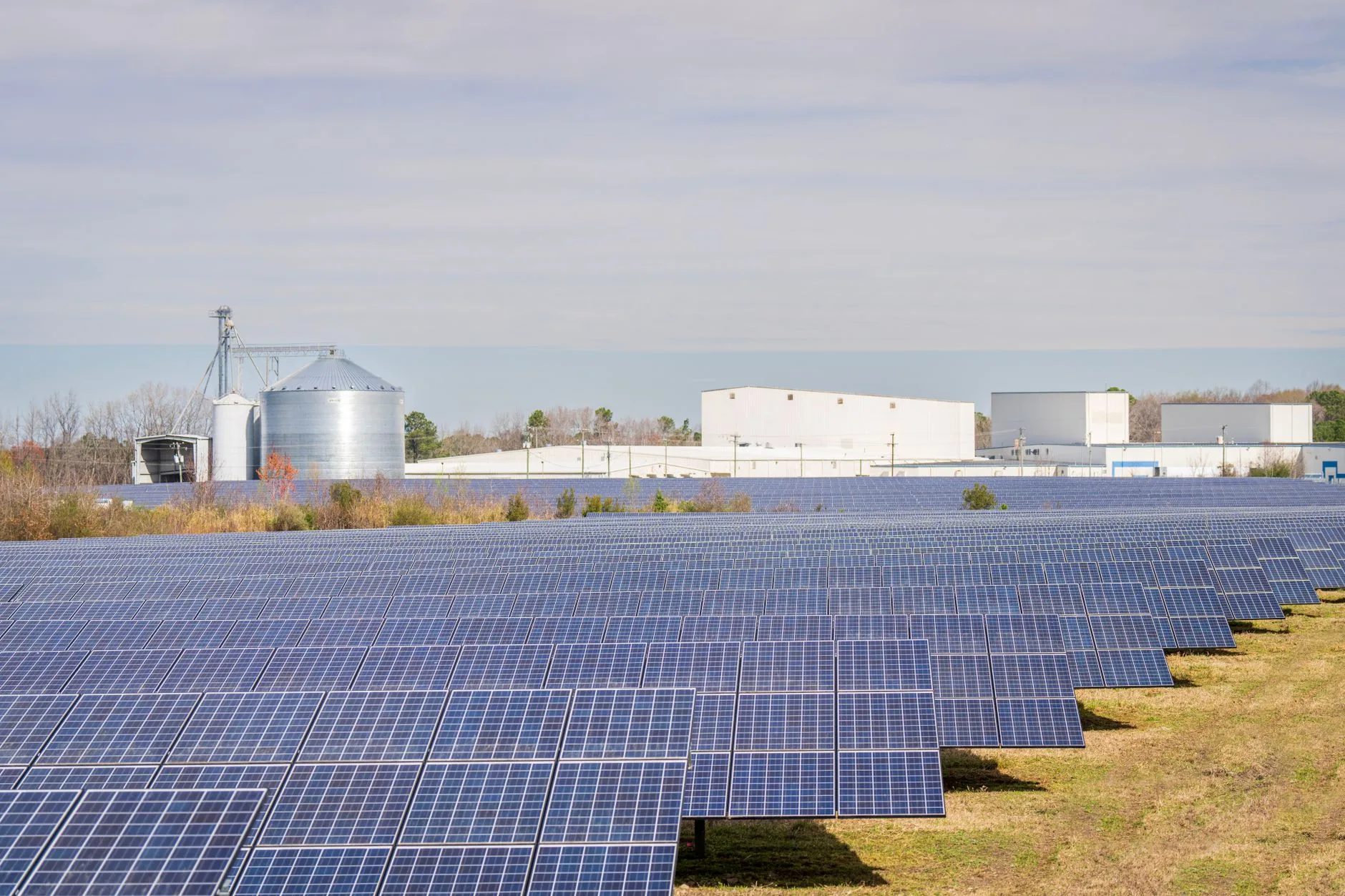 Yenilenebilir enerji üretimi için kullanılan güneş panelleri