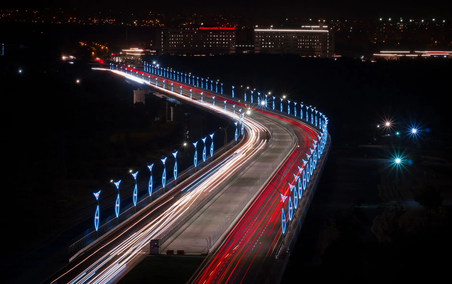 Gece yolunda ilerleyen elektrikli otomobil