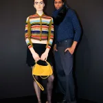 New York Moda Haftası atmosferini yansıtan aydınlatılmış podyum