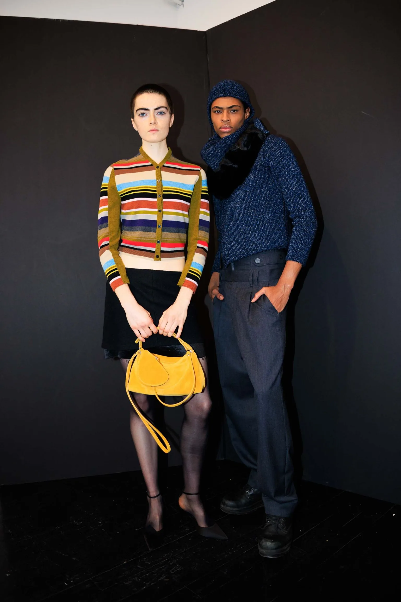 New York Moda Haftası atmosferini yansıtan aydınlatılmış podyum