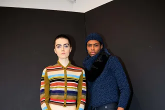 New York Moda Haftası atmosferini yansıtan aydınlatılmış podyum