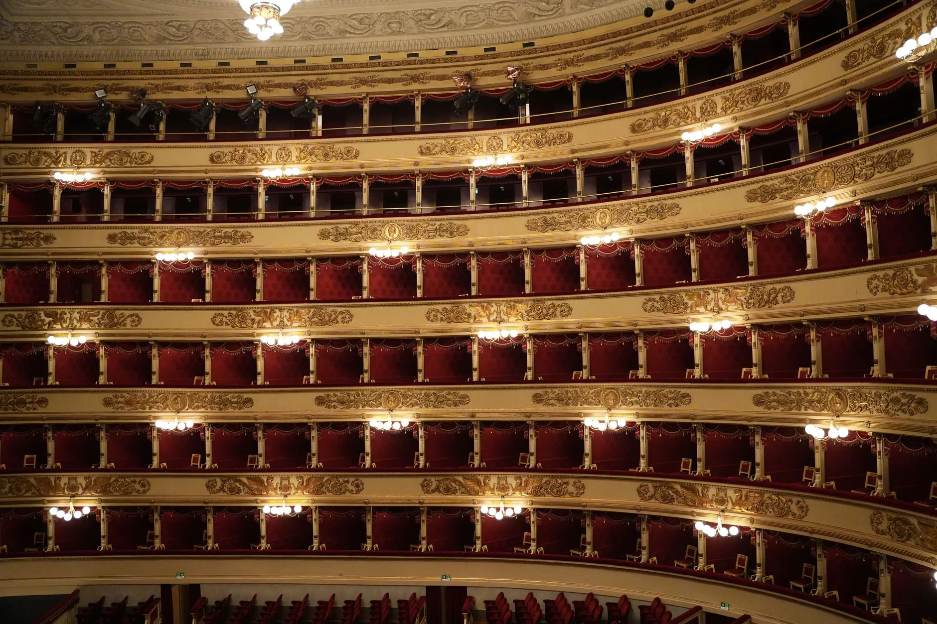 Süslü opera salonunun iç görünümü