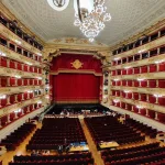 Opera salonunda temsil öncesi izleyiciler