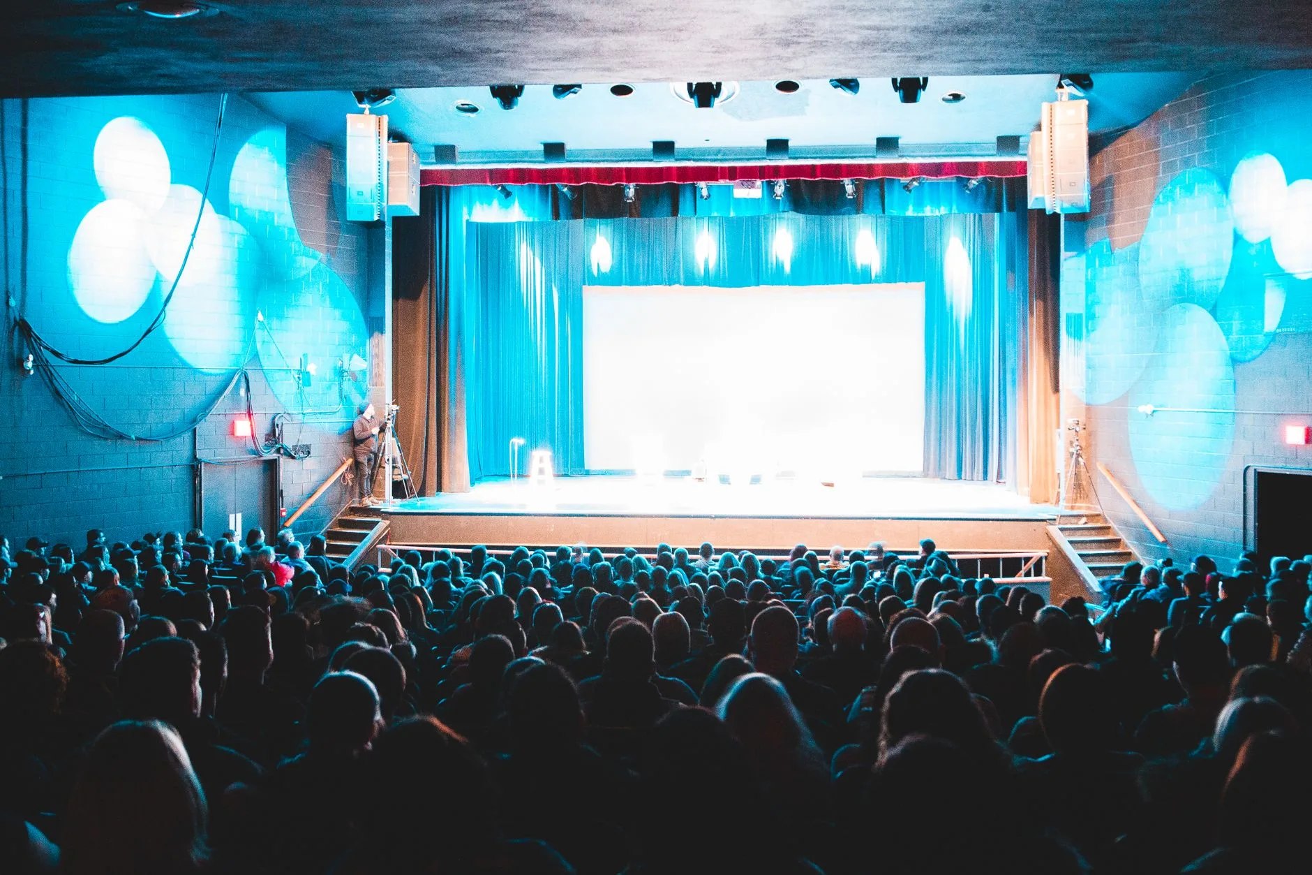 Sahne ışıkları altında opera izleyen seyirciler
