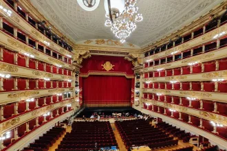 Opera salonunda temsil öncesi izleyiciler