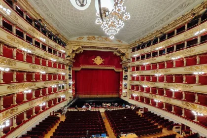 Opera salonunda temsil öncesi izleyiciler