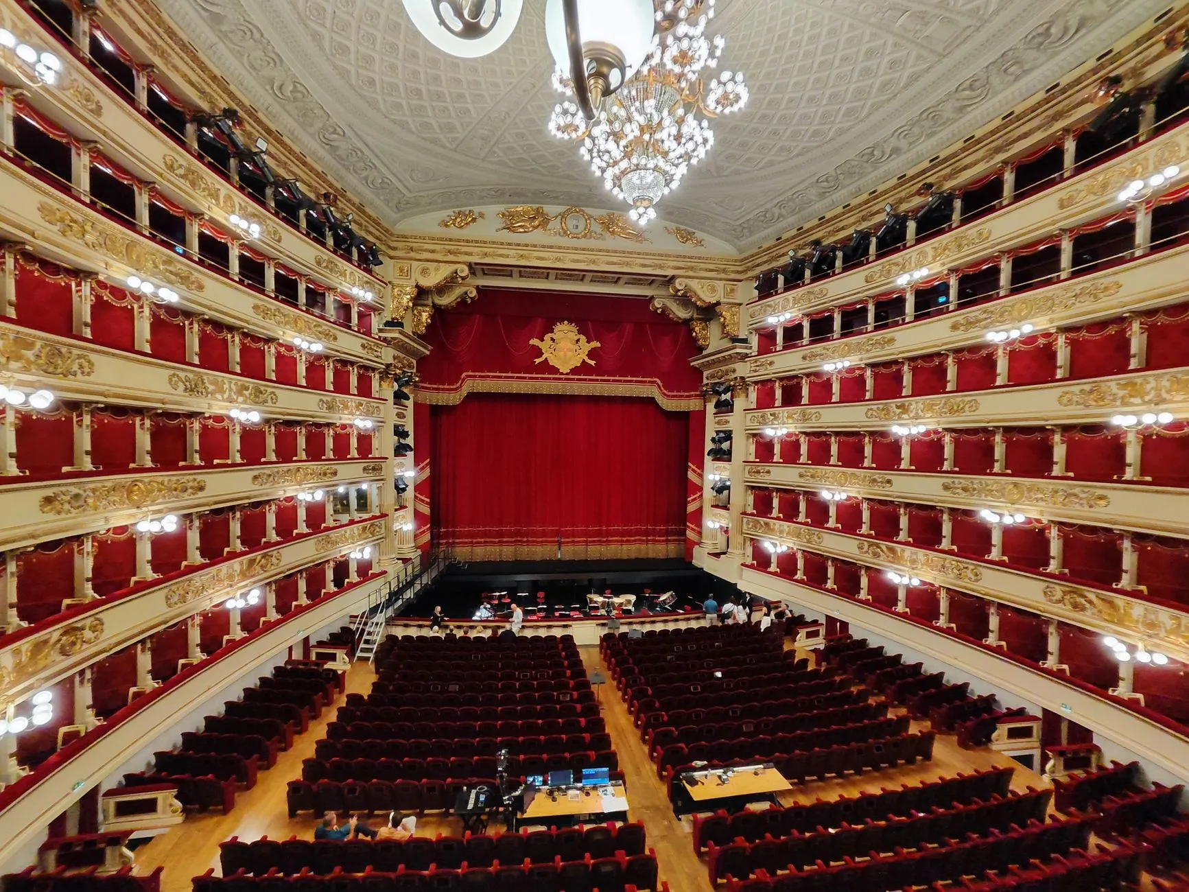 Opera salonunda temsil öncesi izleyiciler