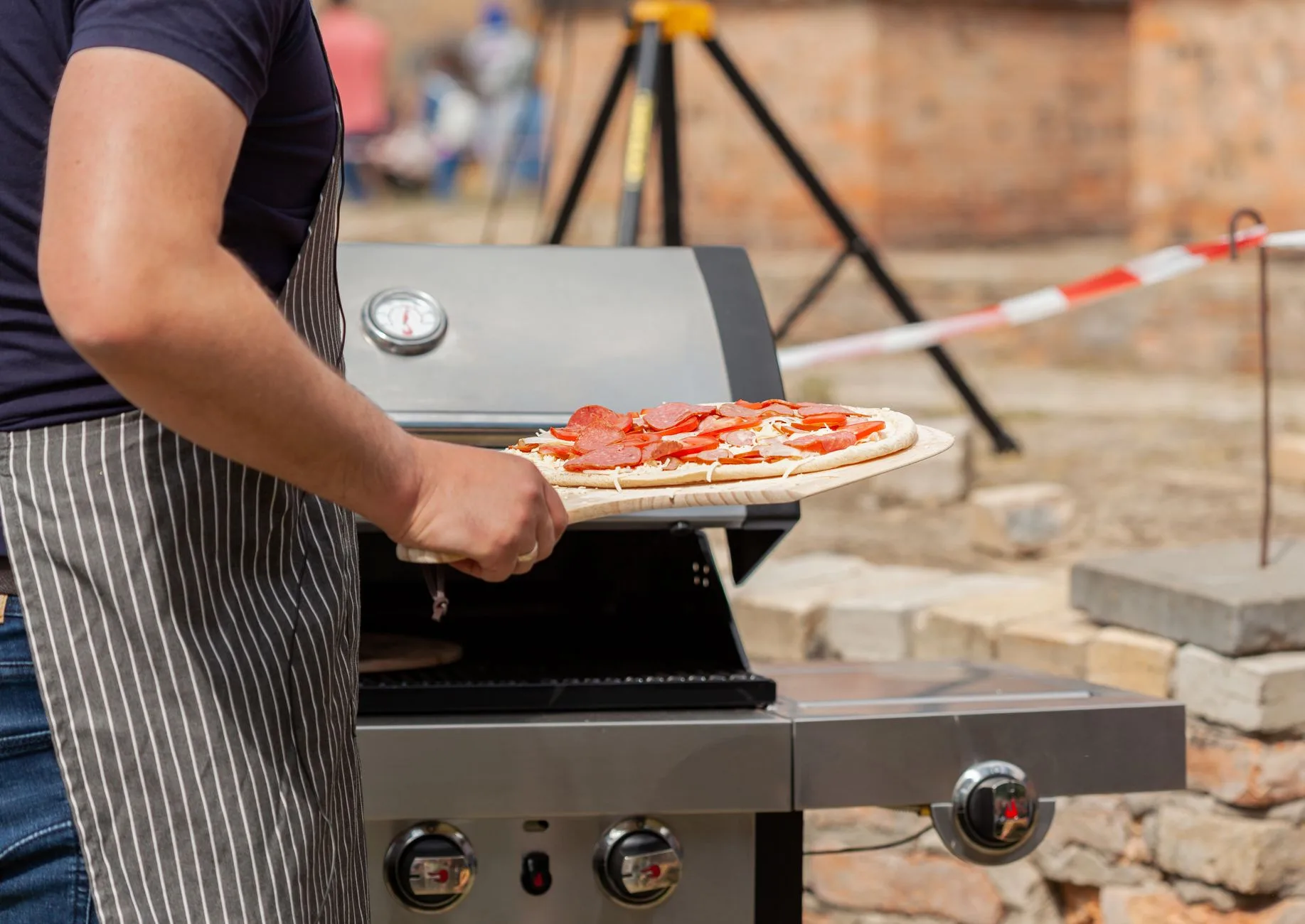 Dış mekân pizza fırınında pişirilen taze pizza