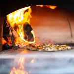 Dış mekânda pizza pişirmek için kullanılan elektrikli pizza fırını