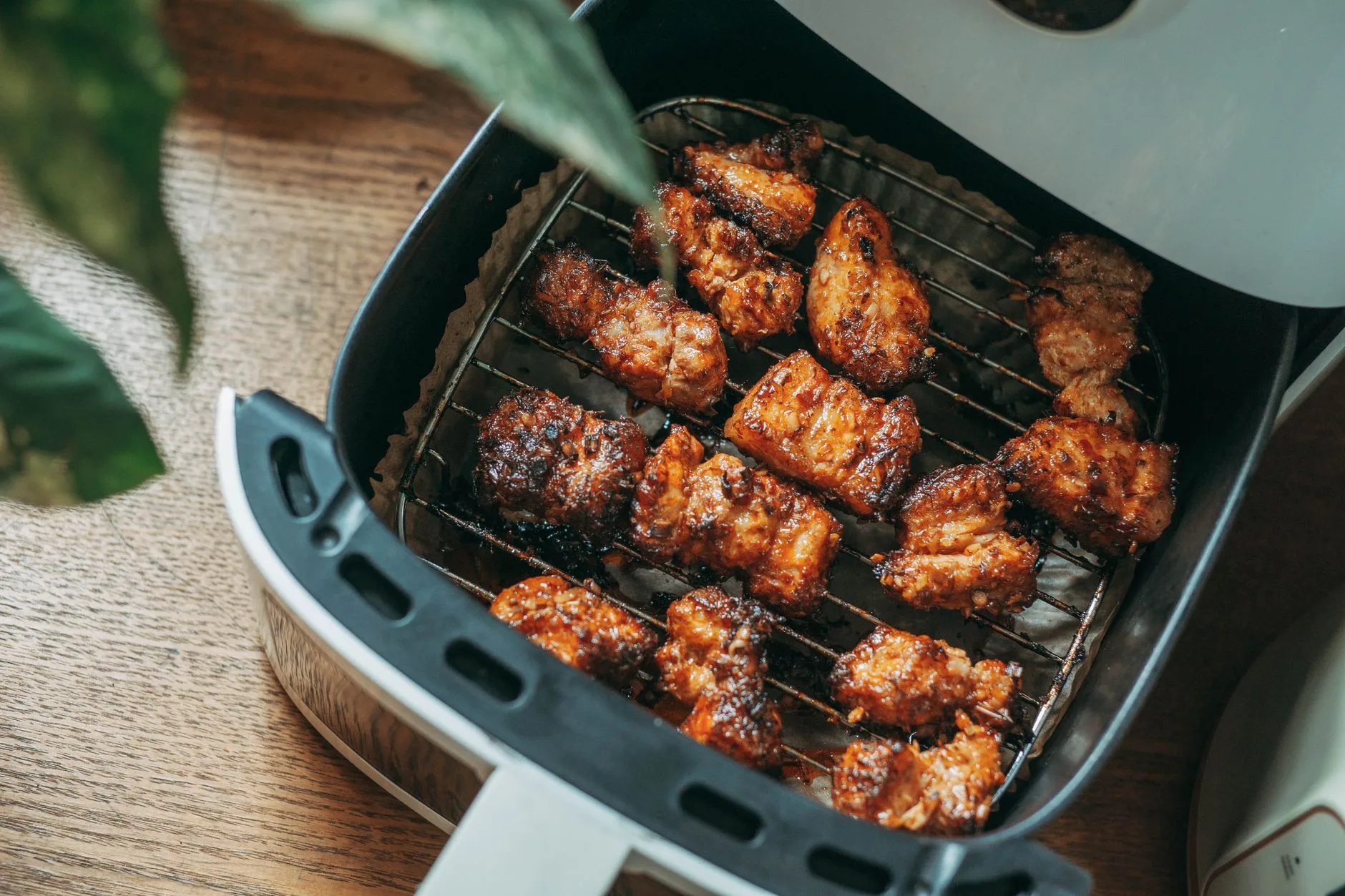 Dış mekân mutfağında kullanılan elektrikli air fryer