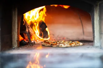 Dış mekânda pizza pişirmek için kullanılan elektrikli pizza fırını