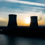 Kuraklık döneminde nükleer enerji santrali ve soğutma kulesi