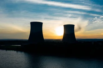 Kuraklık döneminde nükleer enerji santrali ve soğutma kulesi