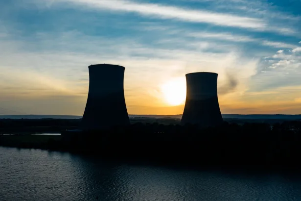 Kuraklık döneminde nükleer enerji santrali ve soğutma kulesi