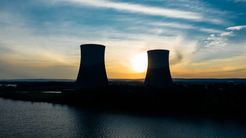 Kuraklık döneminde nükleer enerji santrali ve soğutma kulesi
