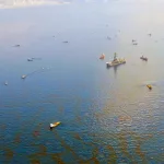 Deniz yüzeyinde yayılan petrol kirliliği