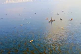 Deniz yüzeyinde yayılan petrol kirliliği
