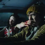 Karanlık sinema salonunda film gösterimi