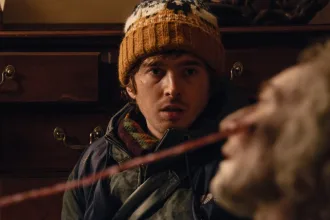 Korku filmi gösterimi için aydınlatılmış sinema salonu