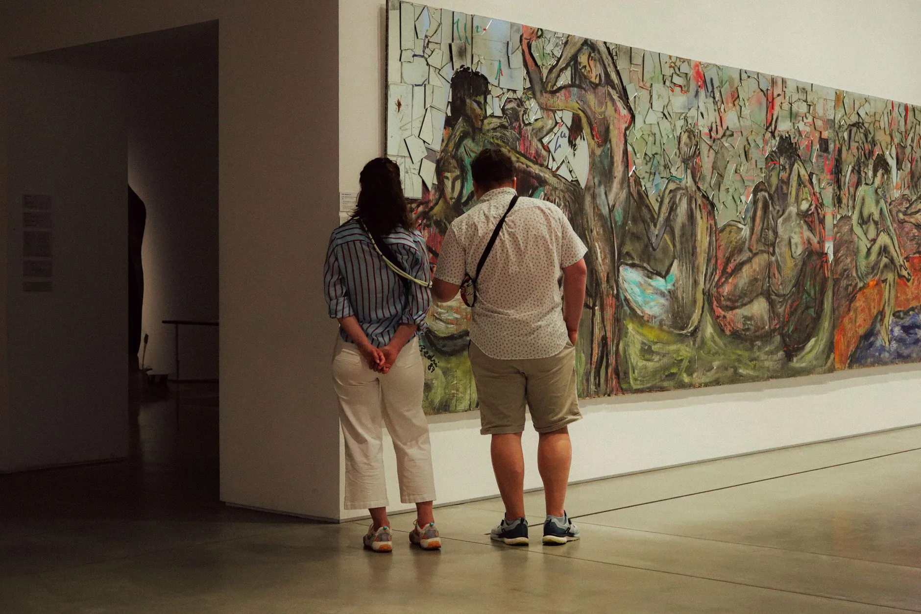 Müze salonunda modern sanat sergisini gezen ziyaretçiler