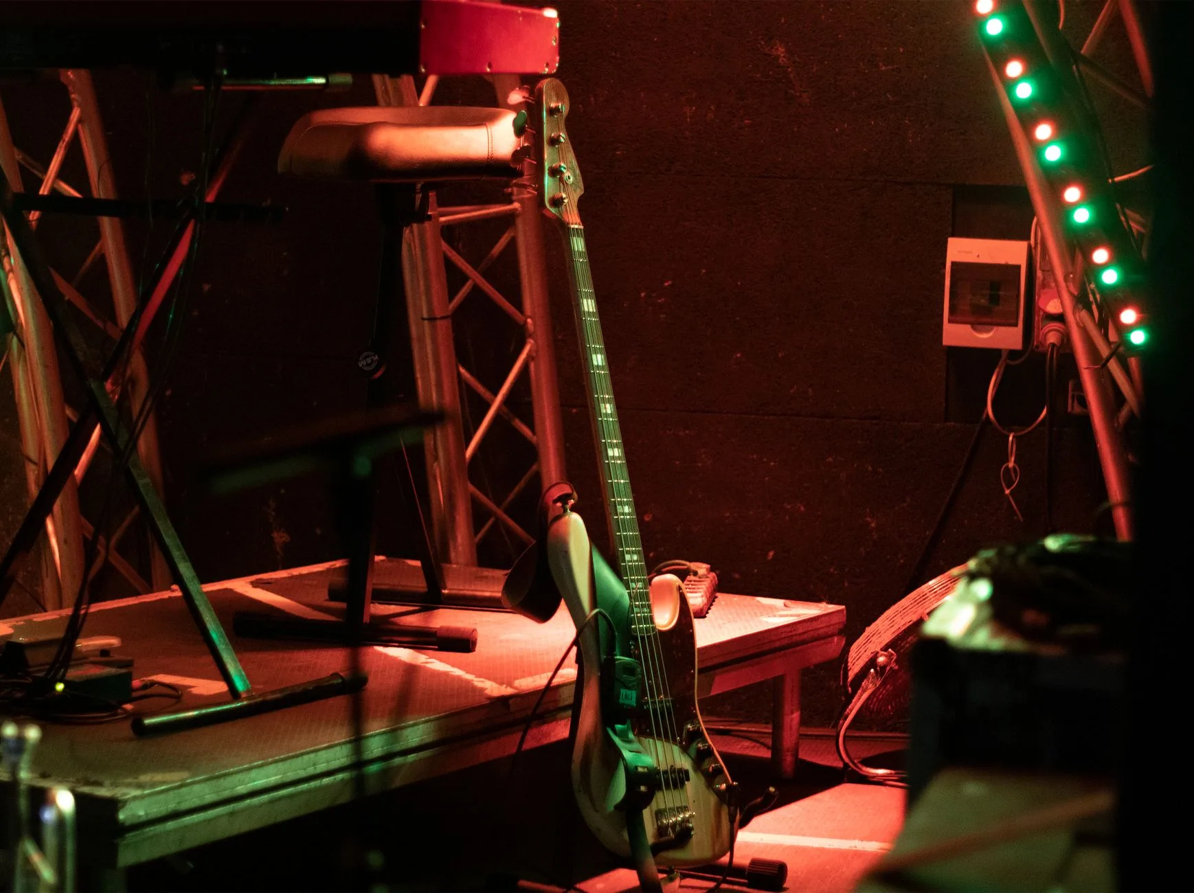 Stüdyoda reggae müziği üreten müzisyen