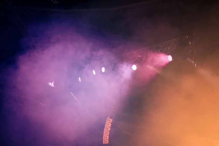 Dancehall konserinde renkli ışıklar altında sahne alan müzisyen