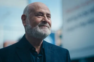 Emmy Ödülleri töreni için hazırlanmış kırmızı halı ve tiyatro salonu