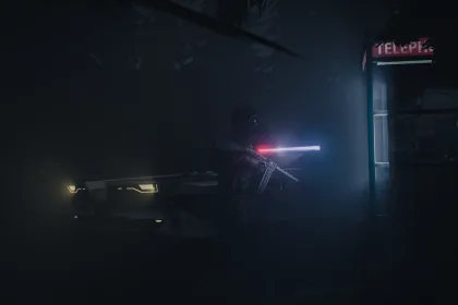 Gece vakti aksiyon filmi atmosferini yansıtan araba kovalamacası sahnesi