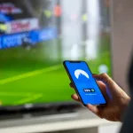 Ev ortamında dijital platformdan spor yayını izleyen kişi