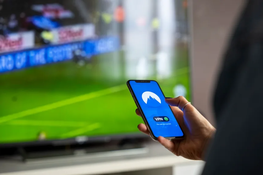 Ev ortamında dijital platformdan spor yayını izleyen kişi