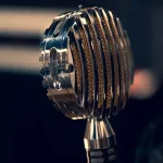 Kayıt stüdyosunda vintage mikrofon ve müzik ekipmanları