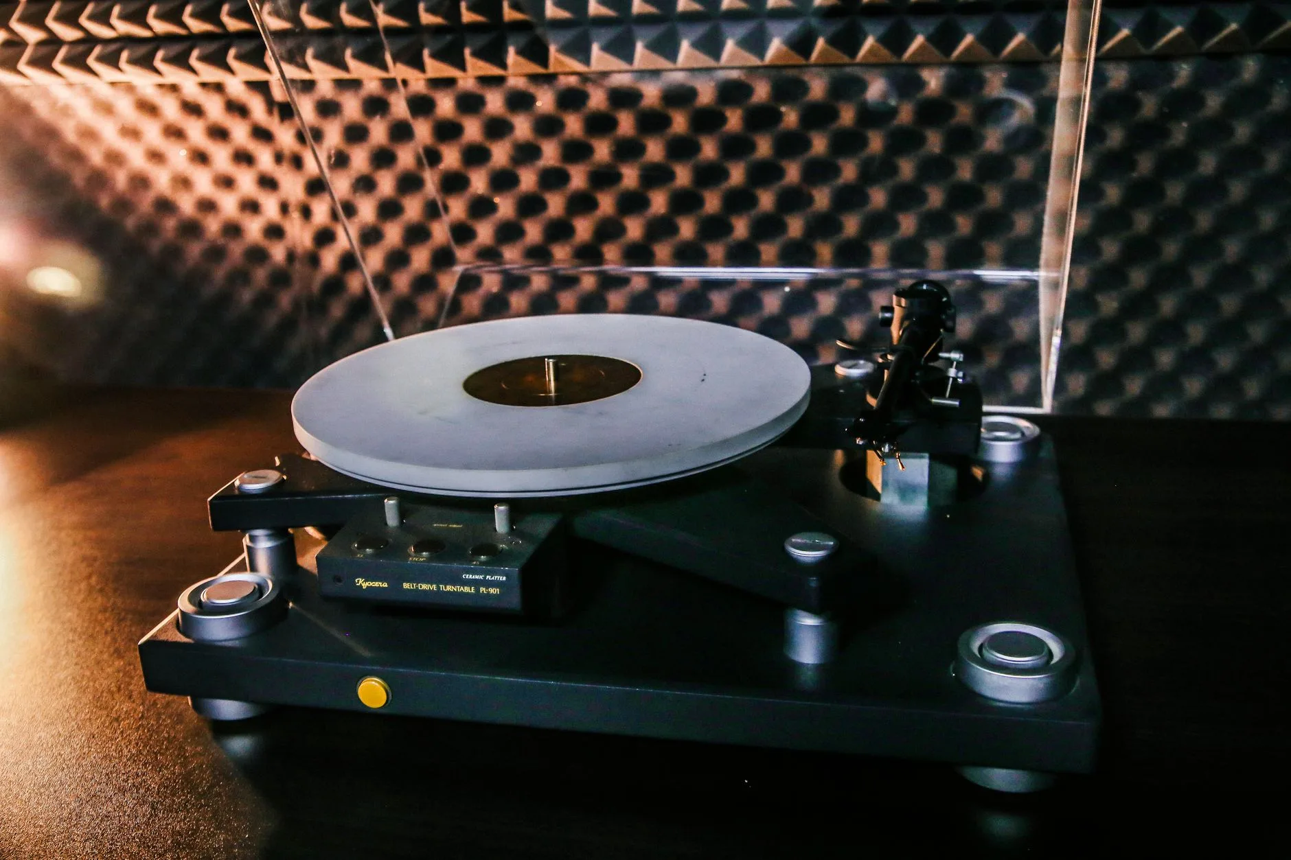 Stüdyoda plak ve müzik kayıt ekipmanları