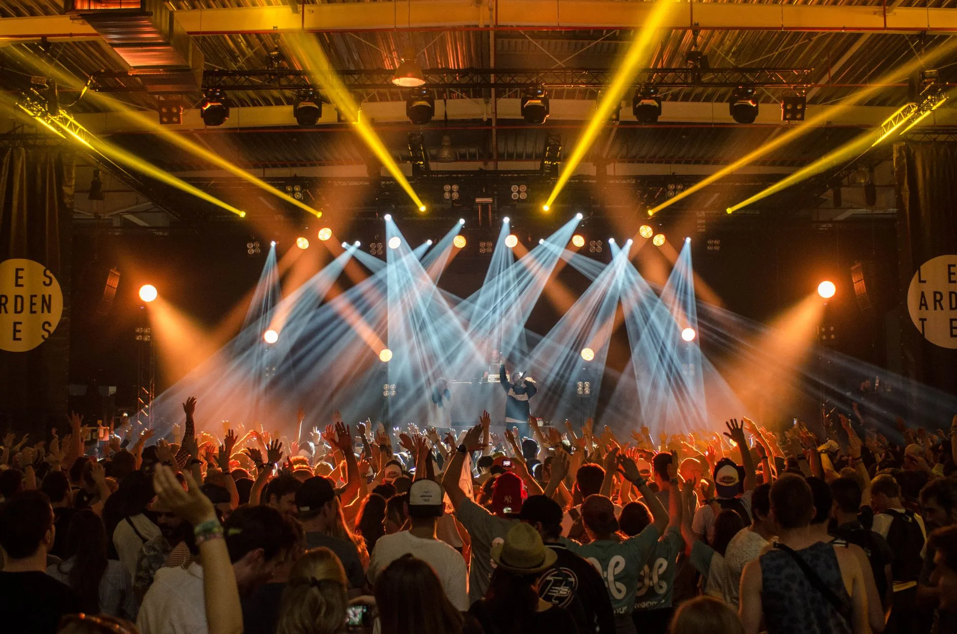 Disko ışıklarıyla aydınlanan konser sahnesi