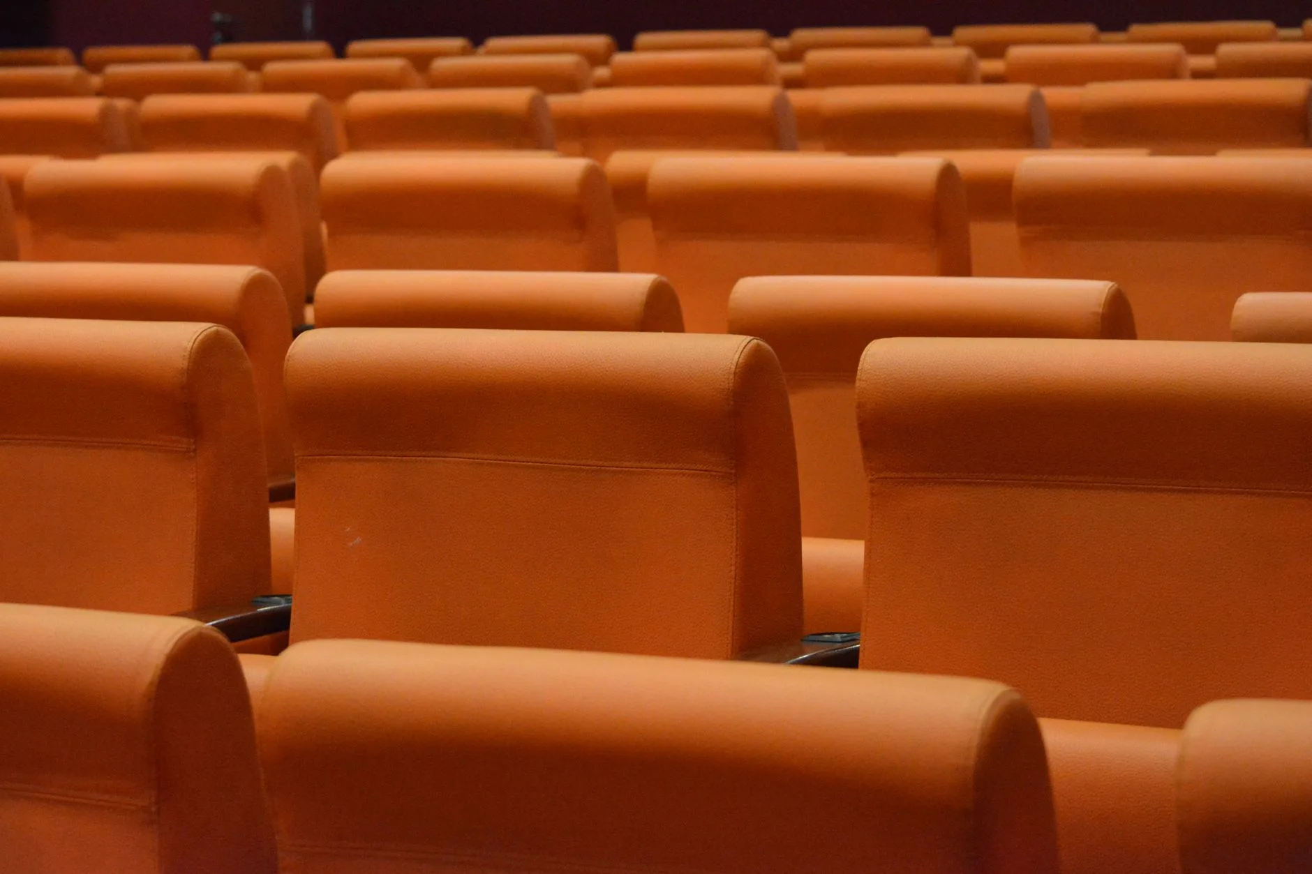Sonbahar atmosferini yansıtan sinema salonu koltukları