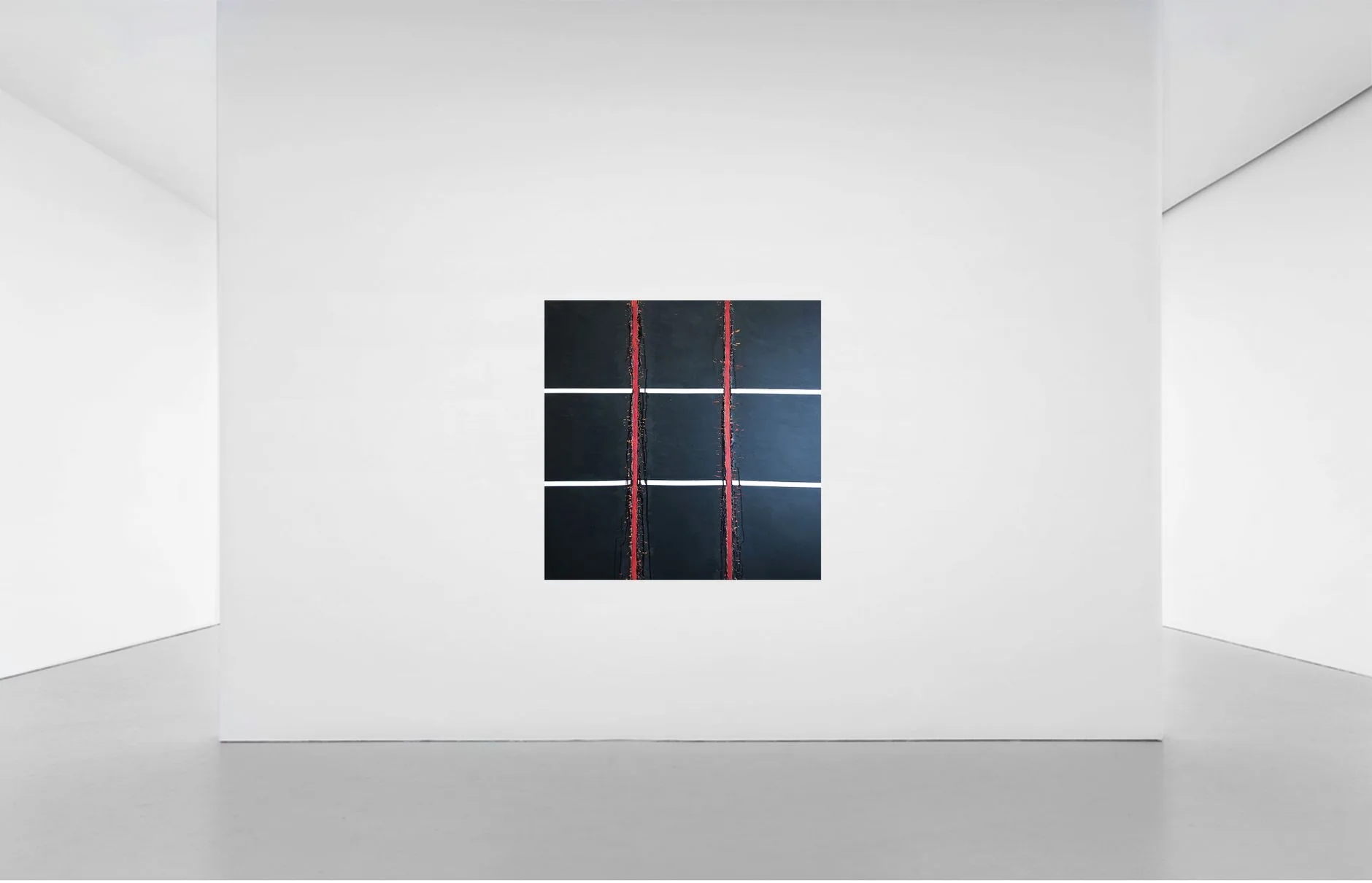 Duvarlarında sanat eserleri bulunan boş galeri