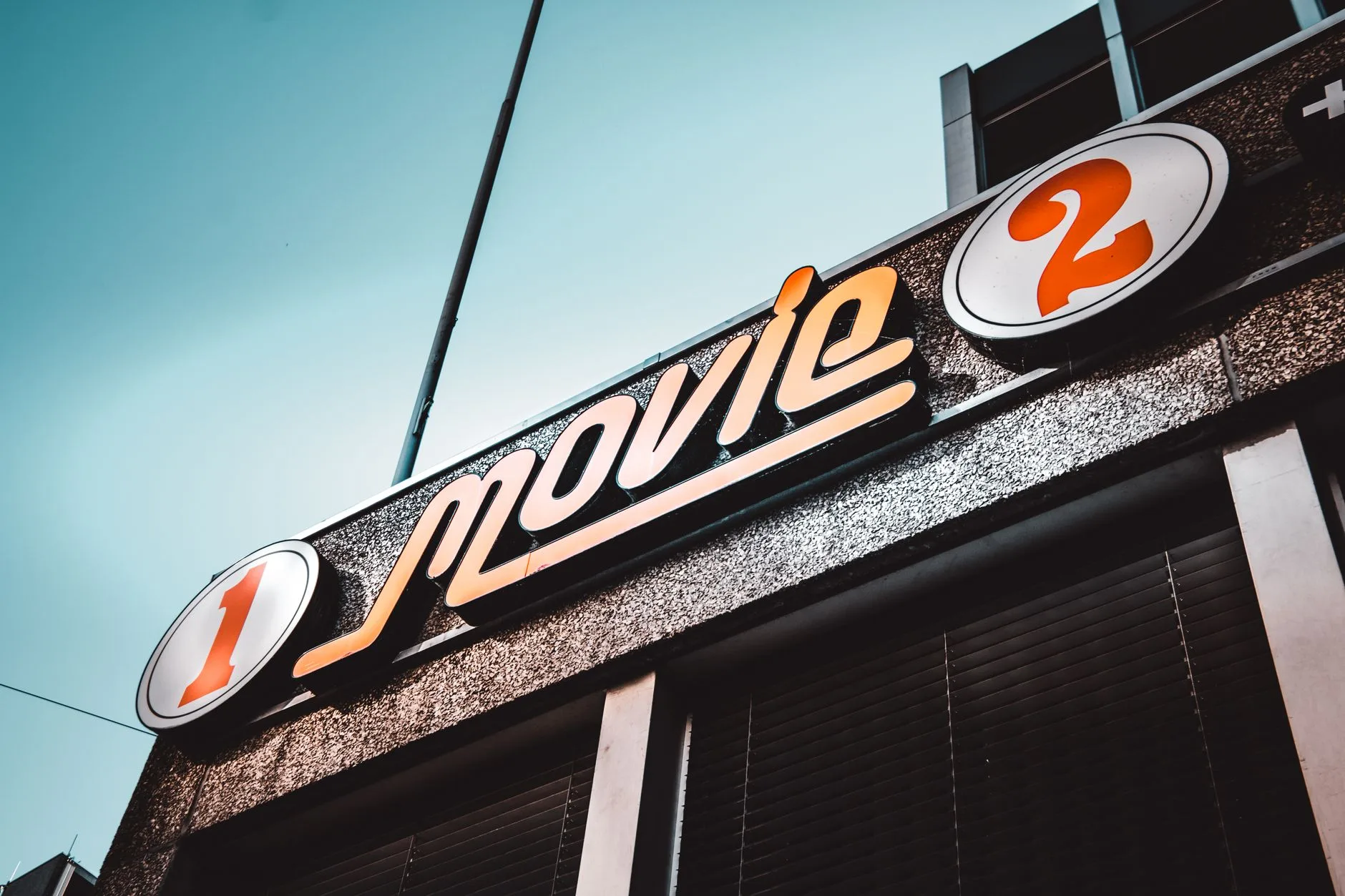 Gece saatlerinde aydınlatılmış sinema salonu girişi