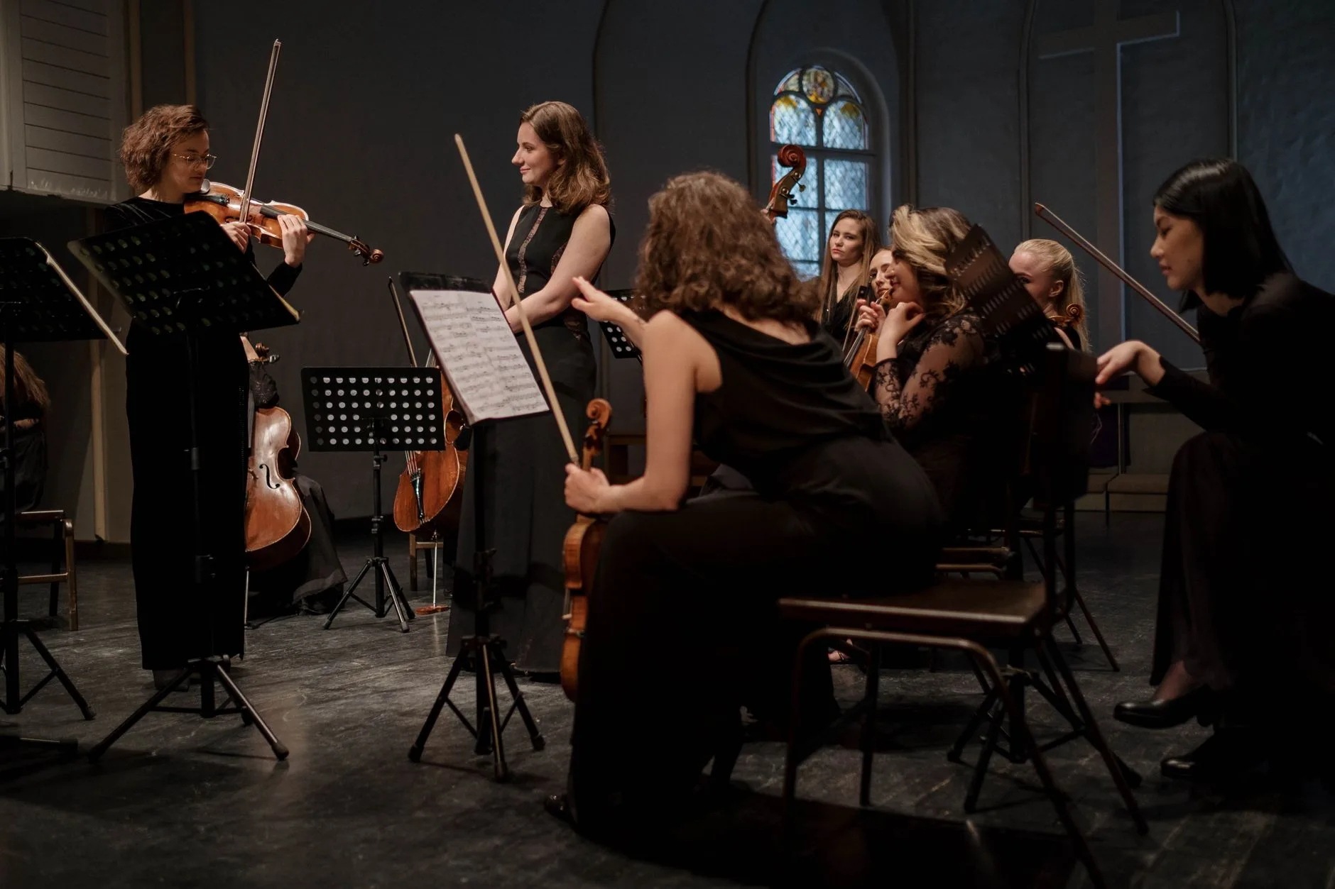 Klasik müzik provasında çalışan müzisyenler