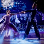 Canlı dans yarışmasında sahnede performans sergileyen çift ve izleyiciler