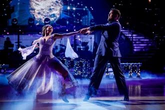 Canlı dans yarışmasında sahnede performans sergileyen çift ve izleyiciler