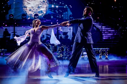 Canlı dans yarışmasında sahnede performans sergileyen çift ve izleyiciler