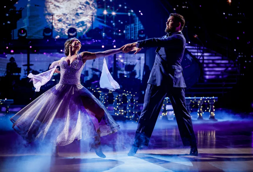 Canlı dans yarışmasında sahnede performans sergileyen çift ve izleyiciler