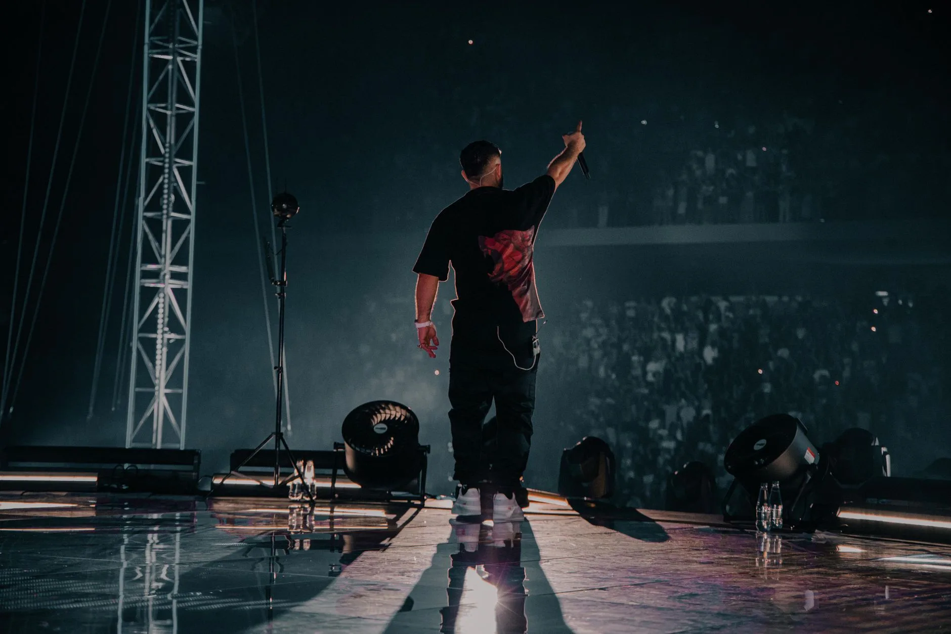 Sahne ışıkları altında hip-hop konseri