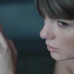 Taylor Swift’in Patient Zero müzik videosundan karanlık ve sinematik bir atmosferi temsil eden görsel