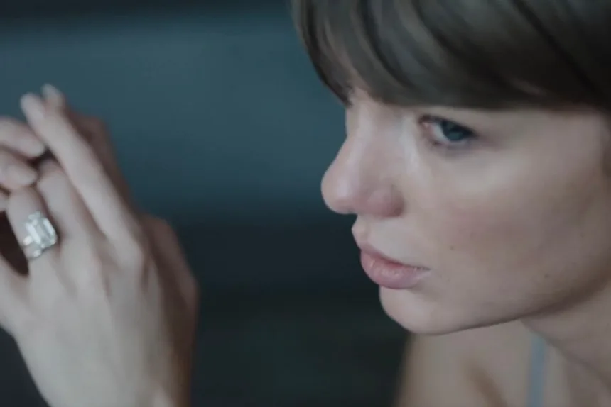 Taylor Swift’in Patient Zero müzik videosundan karanlık ve sinematik bir atmosferi temsil eden görsel