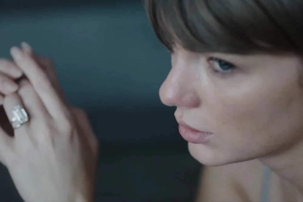 Taylor Swift’in Patient Zero müzik videosundan karanlık ve sinematik bir atmosferi temsil eden görsel
