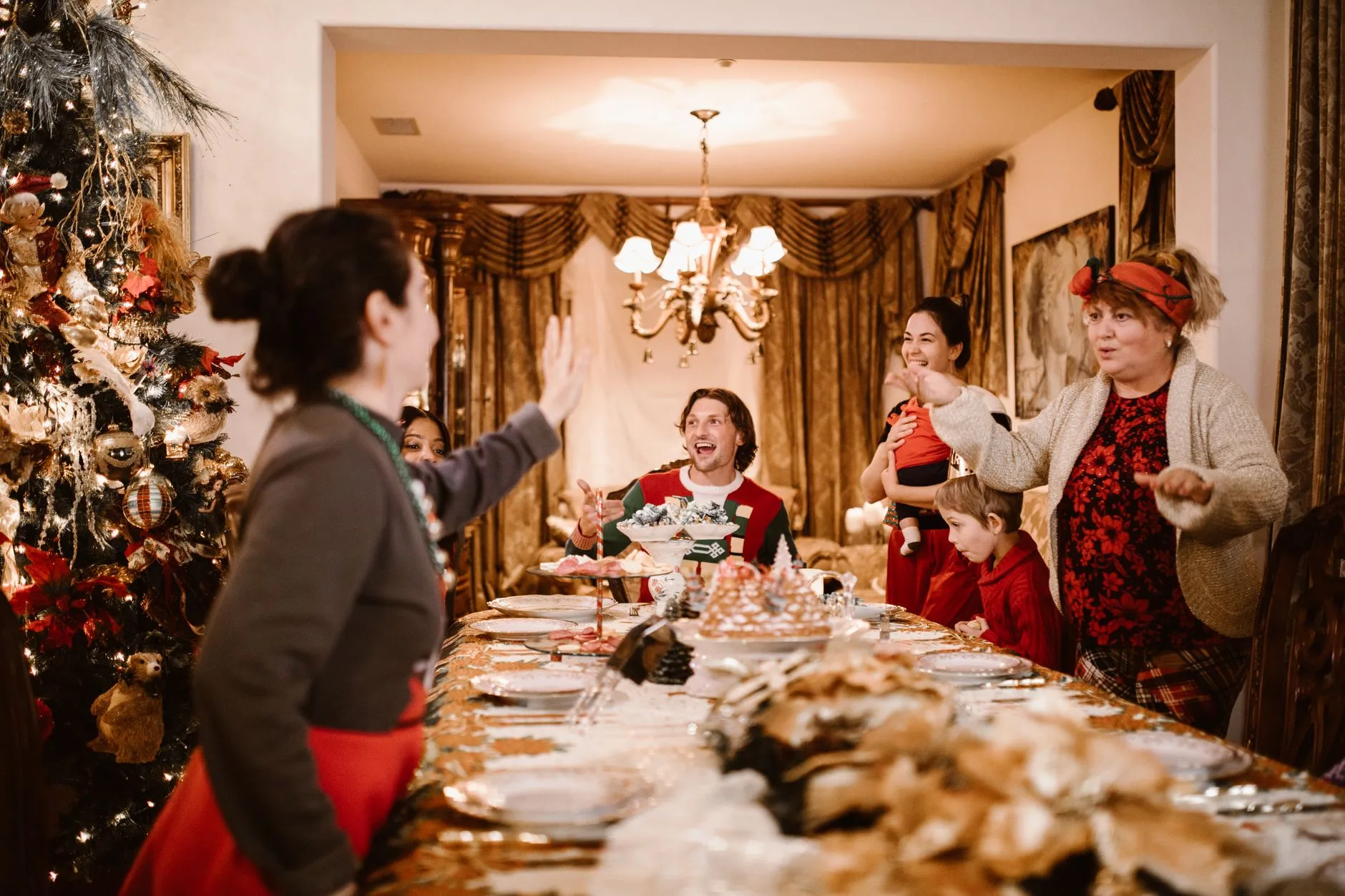 Gergin atmosferli aile Noel yemeği sofrası